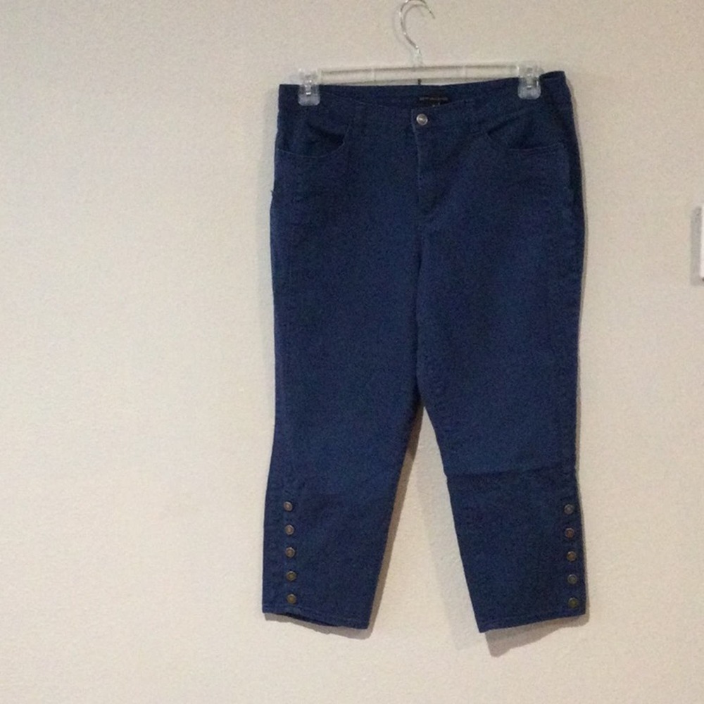 Signature Studio Cropped Blue Pant w/Button Design